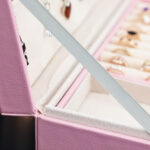 ⁦صندوق منظم اكسسوارات ومجوهرات 2 دور جلد بمفتاح للحفاظ علي المحتويات⁩ - الصورة ⁦7⁩