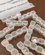 ⁦صندوق منظم وحامل للاكسسورات والادوية 56 فتحة مقسم مجموعات قابلة للفصل لسهولة الحمل في الشنط وقت الخروج والسفر⁩ - الصورة ⁦4⁩