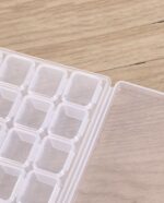 ⁦صندوق منظم وحامل للاكسسورات والادوية 56 فتحة مقسم مجموعات قابلة للفصل لسهولة الحمل في الشنط وقت الخروج والسفر⁩ - الصورة ⁦5⁩