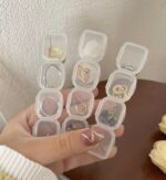 ⁦صندوق منظم وحامل للاكسسورات والادوية 56 فتحة مقسم مجموعات قابلة للفصل لسهولة الحمل في الشنط وقت الخروج والسفر⁩ - الصورة ⁦7⁩