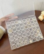 ⁦صندوق منظم وحامل للاكسسورات والادوية 56 فتحة مقسم مجموعات قابلة للفصل لسهولة الحمل في الشنط وقت الخروج والسفر⁩ - الصورة ⁦9⁩