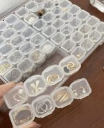 ⁦صندوق منظم وحامل للاكسسورات والادوية 56 فتحة مقسم مجموعات قابلة للفصل لسهولة الحمل في الشنط وقت الخروج والسفر⁩ - الصورة ⁦10⁩