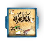 ⁦صينية تقديم مربعة خشب بكلمات تراثية ويد لسهولة الحمل⁩ - الصورة ⁦2⁩