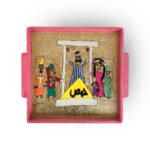 ⁦صينية تقديم مربعة خشب بكلمات تراثية ويد لسهولة الحمل⁩ - الصورة ⁦6⁩