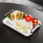 ⁦صينية هاوس لحمل وتقديم المشروبات للضيوف بشكل شيك بمقبض يد باللون السليفر من الاكليريك⁩ - الصورة ⁦2⁩