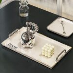 ⁦صينية هاوس لحمل وتقديم المشروبات للضيوف بشكل شيك بمقبض يد باللون السليفر من الاكليريك⁩ - الصورة ⁦3⁩