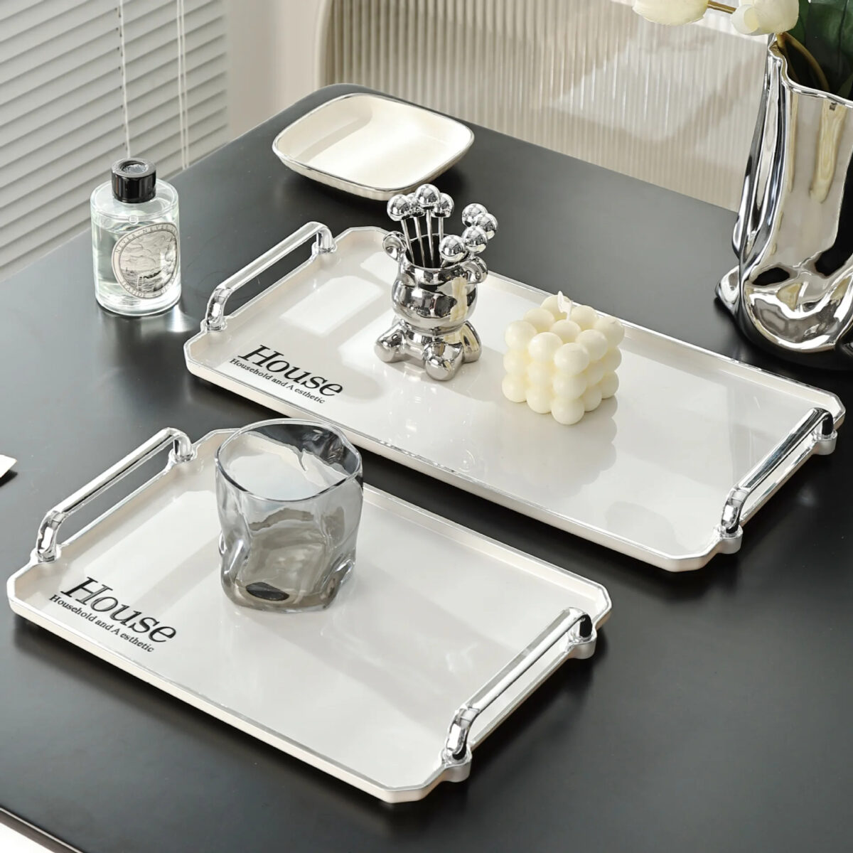 ⁦صينية هاوس لحمل وتقديم المشروبات للضيوف بشكل شيك بمقبض يد باللون السليفر من الاكليريك⁩ - الصورة ⁦5⁩