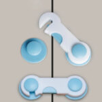 ⁦طقم أقفال أمان لسلامة الأطفال قطعتين لغلق الثلاجة والخزائن والابواب والدواليب والأدراج⁩ - الصورة ⁦5⁩