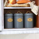 ⁦طقم برطمانات 3 قطع 500 ملي لحفظ وتنظيم الشاي والسكر والقهوة معدن بغطاء محكم الغلق بيد جلد⁩ - الصورة ⁦2⁩