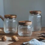 ⁦طقم برطمانات زجاج مزرقش3 قطع باحجام مختلفة لحفظ وتخزين الحبوب والبقوليات والتوابل بغطاء خشبي⁩ - الصورة ⁦6⁩