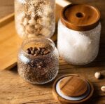 ⁦طقم برطمانات زجاج مزرقش3 قطع باحجام مختلفة لحفظ وتخزين الحبوب والبقوليات والتوابل بغطاء خشبي⁩ - الصورة ⁦7⁩