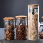 طقم برطمانات زجاجي 3 قطع احجام مختلفة بغطاء خشبي محكم الغلق لحفظ وتخزين الشاي والسكر والحبوب والبقوليات