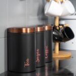 طقم برطمانات معدن 3 قطع لحفظ وتنظيم الشاي والسكر والقهوة بغطاء باللون الجولد محكم الغلق