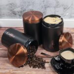 ⁦طقم برطمانات معدن 3 قطع لحفظ وتنظيم الشاي والسكر والقهوة بغطاء باللون الجولد محكم الغلق⁩ - الصورة ⁦5⁩