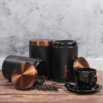 ⁦طقم برطمانات معدن 3 قطع لحفظ وتنظيم الشاي والسكر والقهوة بغطاء باللون الجولد محكم الغلق⁩ - الصورة ⁦7⁩