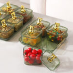 ⁦طقم تسالي اكليريك 4 قطع بغطاء دبدوب مع صينية بيد لتقديم الكاندي والمكسرات والشوكلاته بشكل شيك⁩ - الصورة ⁦2⁩