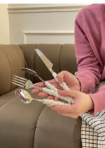 ⁦طقم تقديم طعام 4 قطع معلقتين بمقاس مختلف وشوكة وسكينة بمقبض سيراميك شكل بابلز باللون الأبيض⁩ - الصورة ⁦2⁩