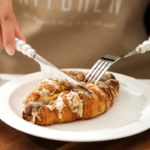 ⁦طقم تقديم طعام 4 قطع معلقتين بمقاس مختلف وشوكة وسكينة بمقبض سيراميك شكل بابلز باللون الأبيض⁩ - الصورة ⁦10⁩