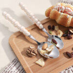 ⁦طقم تقديم طعام 4 قطع معلقتين بمقاس مختلف وشوكة وسكينة بمقبض سيراميك شكل بابلز باللون الأبيض⁩ - الصورة ⁦3⁩