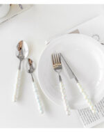 ⁦طقم تقديم طعام 4 قطع معلقتين بمقاس مختلف وشوكة وسكينة بمقبض سيراميك شكل بابلز باللون الأبيض⁩ - الصورة ⁦4⁩