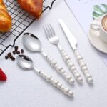 ⁦طقم تقديم طعام 4 قطع معلقتين بمقاس مختلف وشوكة وسكينة بمقبض سيراميك شكل بابلز باللون الأبيض⁩ - الصورة ⁦7⁩