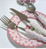 ⁦طقم تقديم طعام 4 قطع معلقتين بمقاس مختلف وشوكة وسكينة بمقبض سيراميك شكل بابلز باللون الأبيض⁩ - الصورة ⁦8⁩