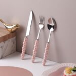 ⁦طقم تقديم طعام 4 قطع معلقتين بمقاس مختلف وشوكة وسكينة بمقبض سيراميك شكل بابلز باللون البينك⁩ - الصورة ⁦3⁩
