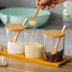 طقم توابل 3 قطع مع حامل ومعالق من الزجاج والخشب