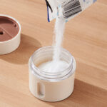 ⁦طقم توابل مغناطيس حائطي 6 قطع بحامل وجزء شفاف لسهولة رؤية المحتويات⁩ - الصورة ⁦5⁩