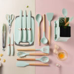 ⁦طقم توزيع وسكاكين مع لوح تقطيع 18 قطعة سيليكون بيد خشب وحامل مقسم لسهولة الأختيار⁩ - الصورة ⁦2⁩