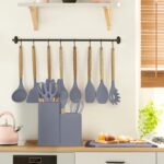 ⁦طقم توزيع وسكاكين مع لوح تقطيع 18 قطعة سيليكون بيد خشب وحامل مقسم لسهولة الأختيار⁩ - الصورة ⁦3⁩