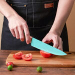 ⁦طقم توزيع وسكاكين مع لوح تقطيع 18 قطعة سيليكون بيد خشب وحامل مقسم لسهولة الأختيار⁩ - الصورة ⁦7⁩