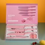 ⁦طقم سكاكين 4 قطع استانليس ستيل مطلي باللون البينك مقاسات مختلفة مع مقص ومسن لتقطيع اللحوم والخضروات والفواكه⁩ - الصورة ⁦3⁩