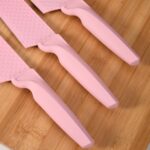 ⁦طقم سكاكين 4 قطع استانليس ستيل مطلي باللون البينك مقاسات مختلفة مع مقص ومسن لتقطيع اللحوم والخضروات والفواكه⁩ - الصورة ⁦6⁩