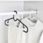 ⁦طقم شماعات 10 قطع لتعليق التيشرتات والقمصان والبناطيل من البلاستيك⁩ - الصورة ⁦2⁩