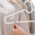 ⁦طقم شماعات 10 قطع لتعليق التيشرتات والقمصان والبناطيل من البلاستيك⁩ - الصورة ⁦3⁩