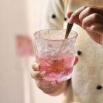 ⁦طقم كوبايات 6 قطع زجاج شفاف منقرش لشرب وتقديم المشروبات الباردة والساخنة للضيوف بشكل شيك⁩ - الصورة ⁦3⁩