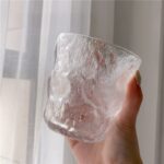 ⁦طقم كوبايات 6 قطع زجاج شفاف منقرش لشرب وتقديم المشروبات الباردة والساخنة للضيوف بشكل شيك⁩ - الصورة ⁦5⁩