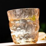 ⁦طقم كوبايات 6 قطع زجاج كريستال منقرش باللون العسلي لشرب وتقديم المشروبات الباردة والساخنة للضيوف بشكل شيك⁩ - الصورة ⁦2⁩