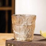 ⁦طقم كوبايات 6 قطع زجاج كريستال منقرش باللون العسلي لشرب وتقديم المشروبات الباردة والساخنة للضيوف بشكل شيك⁩ - الصورة ⁦5⁩