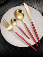 ⁦طقم معالق وشوك وسكاكين 24 قطعة جولد بمقبض أحمر⁩ - الصورة ⁦2⁩