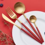 طقم معالق وشوك وسكاكين 24 قطعة جولد بمقبض أحمر