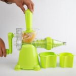 ⁦عصارة فواكه يدوية للبرتقال والبطيخ والتفاح باكواب شفط لضمان الثبات بكوب ومصفاه⁩ - الصورة ⁦4⁩