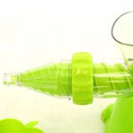 ⁦عصارة فواكه يدوية للبرتقال والبطيخ والتفاح باكواب شفط لضمان الثبات بكوب ومصفاه⁩ - الصورة ⁦7⁩