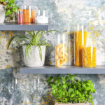 ⁦علبة اكليريك بغطاء خشبي ومنظم  لحفظ وتخزين الحبوب والبقوليات تسع حتي 2.3 لتر⁩ - الصورة ⁦2⁩