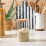 ⁦علبة اكليريك بغطاء خشبي ومنظم  لحفظ وتخزين الحبوب والبقوليات تسع حتي 2.3 لتر⁩ - الصورة ⁦7⁩