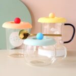 ⁦غطاء اكواب سيليكون حافظ لحرارة المشروبات بمقبض حامل للمعالق⁩ - الصورة ⁦3⁩