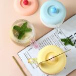 ⁦غطاء اكواب سيليكون حافظ لحرارة المشروبات بمقبض حامل للمعالق⁩ - الصورة ⁦4⁩