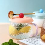 ⁦غطاء اكواب سيليكون حافظ لحرارة المشروبات بمقبض حامل للمعالق⁩ - الصورة ⁦7⁩