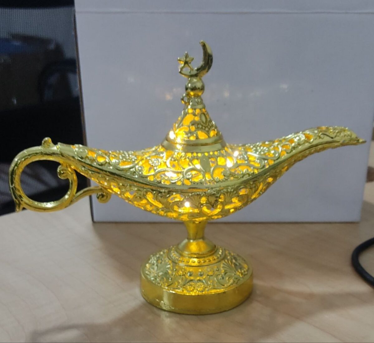 ⁦فانوس علاء الدين مضئ معدن مزخرف مزين بهلال مطلي باللون الذهبي لديكور رمضاني مميز⁩ - الصورة ⁦4⁩